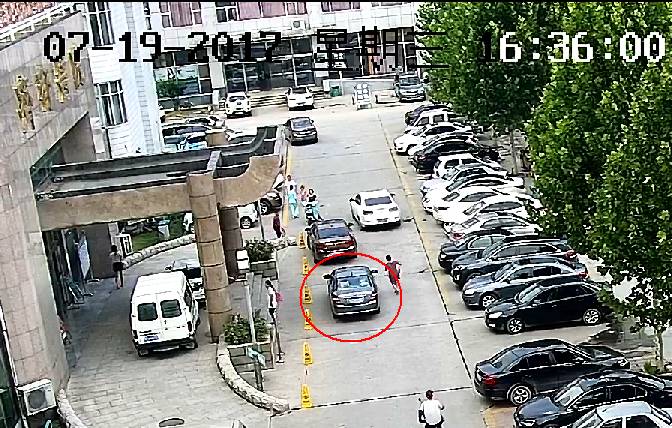 嬰兒早產降生在私家車上，齊都醫(yī)院門診樓前上演“驚險6分鐘”