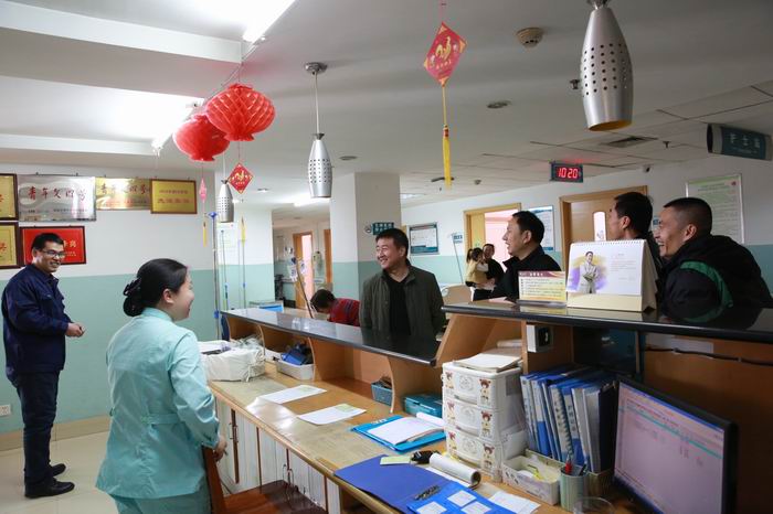 院領(lǐng)導(dǎo)匯同后勤科室到臨床科室查訪