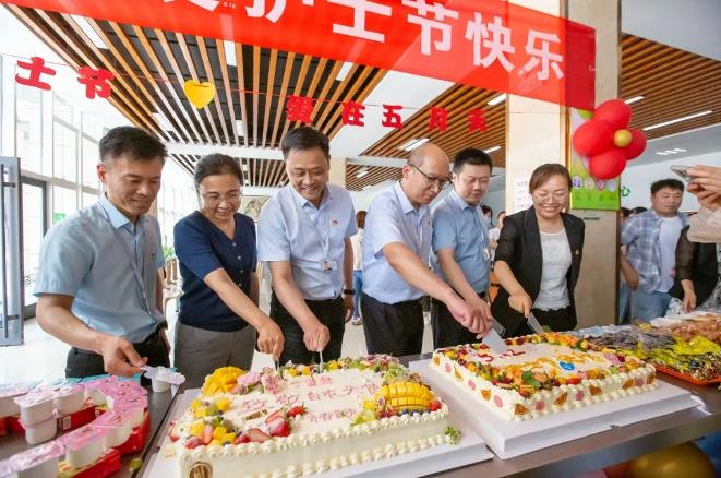 齊都醫(yī)院領(lǐng)導(dǎo)班子為全院護(hù)理工作者送去節(jié)日問候